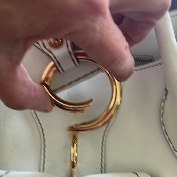 A like new Tod’s shoulder bag. 3 generous areas inside - Picture 2 of 5